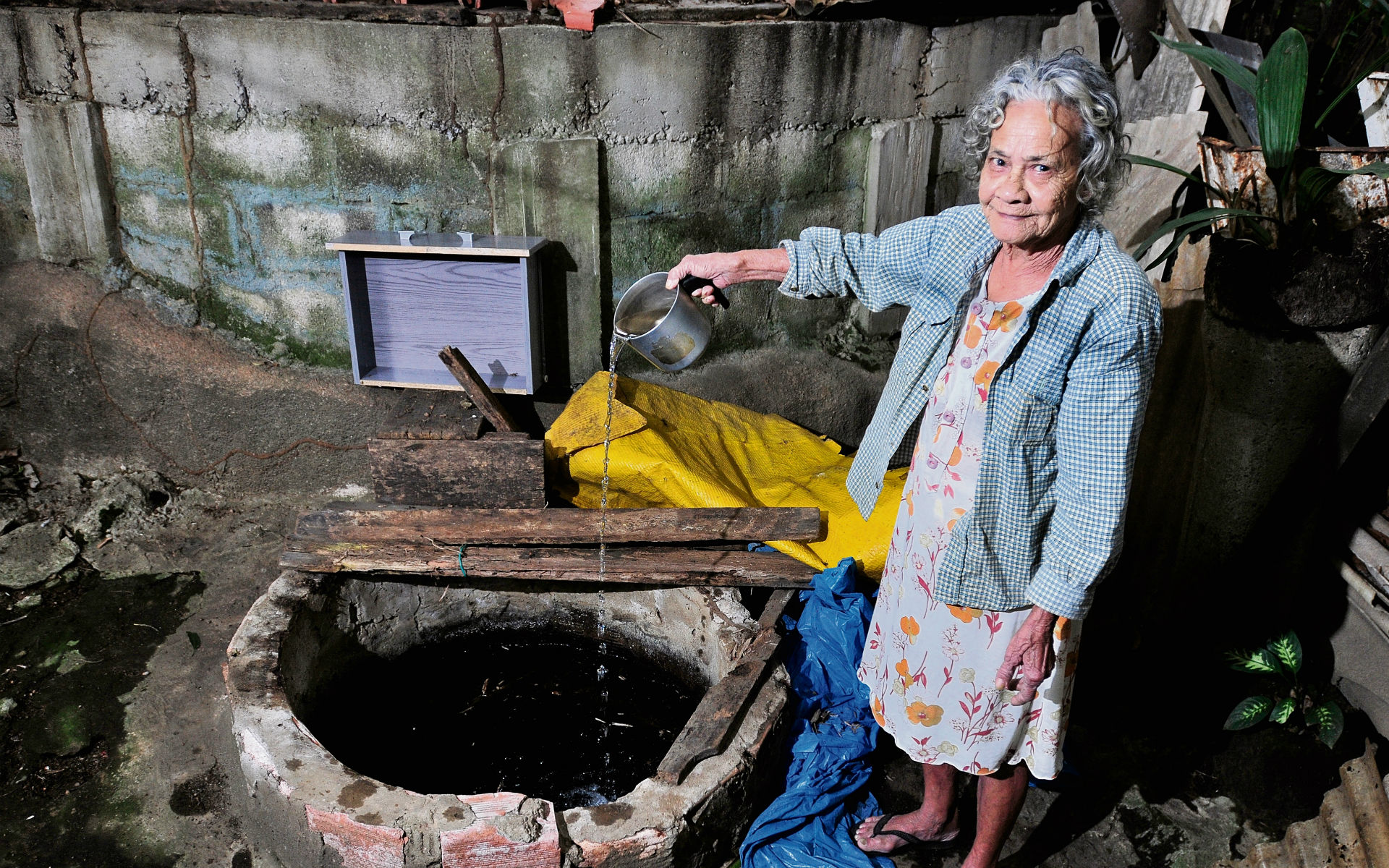 “Eu e minha família somos moradores de Resistência desde a invasão no mangue. Por muito tempo as casas daqui não tinham instalação de água, nem luz...Para viver, todo mundo pegava água de poço para beber e usar na cozinha. Um deles é no quintal da minha casa." Argentina Lauriano  Aposentada, 83 anos