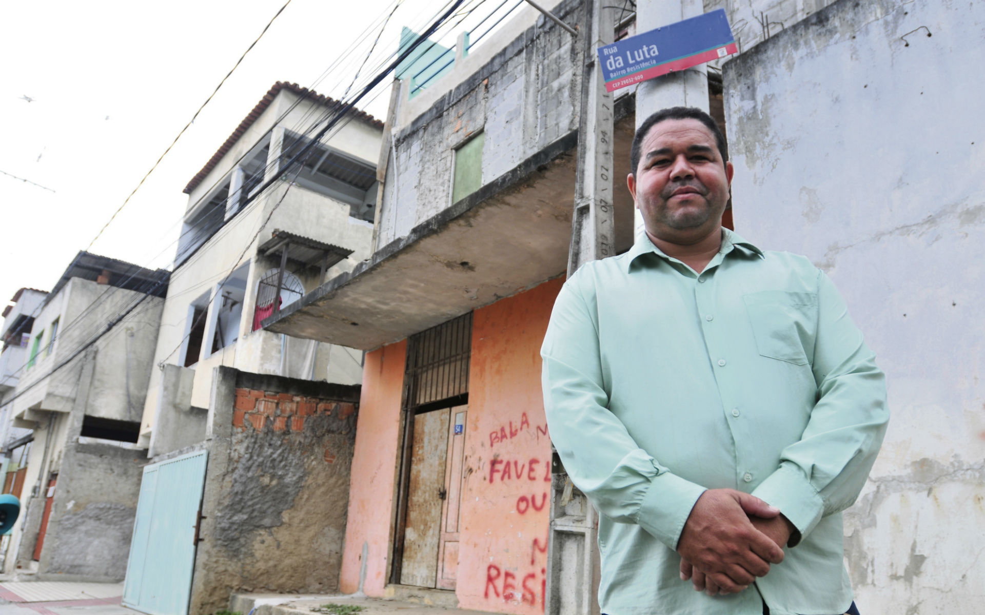 “Minha mãe foi uma das fundadoras de Resistência. Houve muita luta, dificuldade. Uma parte do bairro era seca e a outra era mangue. Hoja, um das ruas do bairro se chama justamente Rua da Luta porque todo mundo lutou para garantir sua casinha, o seu terreno.” João Batista Venâncio  Supervisor de portaria, 39 anos