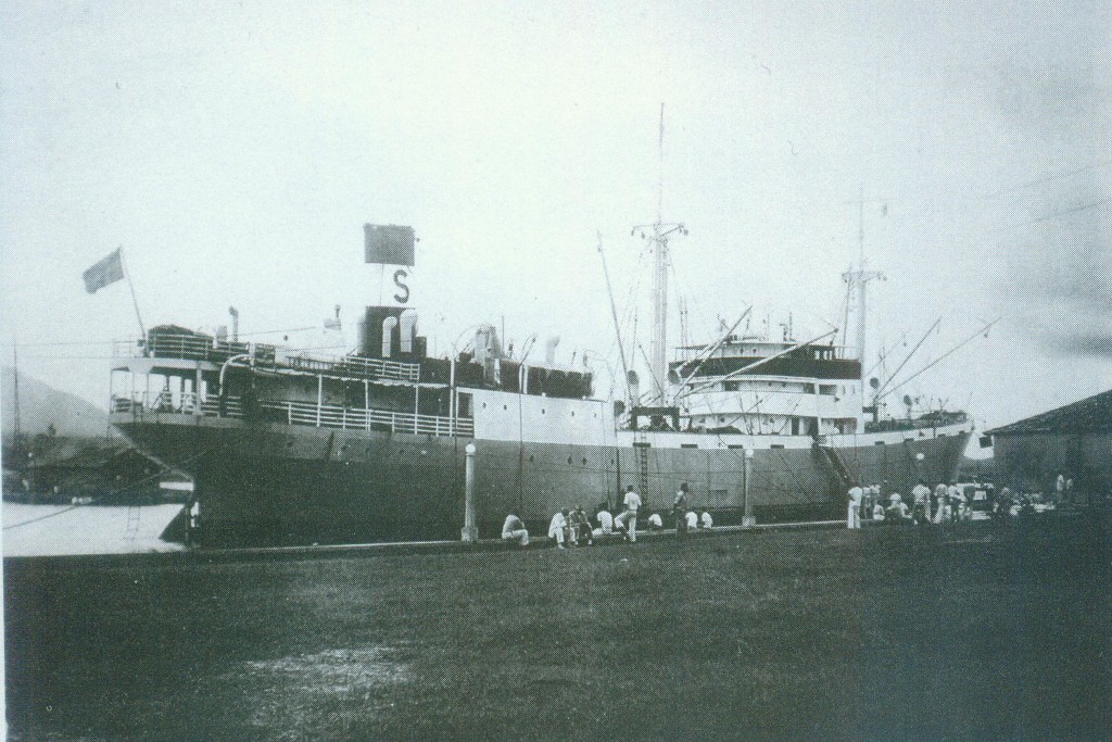 Navio suíço no antigo porto da cidade