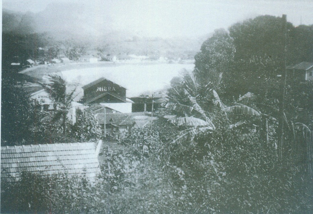 Vista da Prainha de Muquiçaba, com o galpão da Mibra à frente, na década de 1940