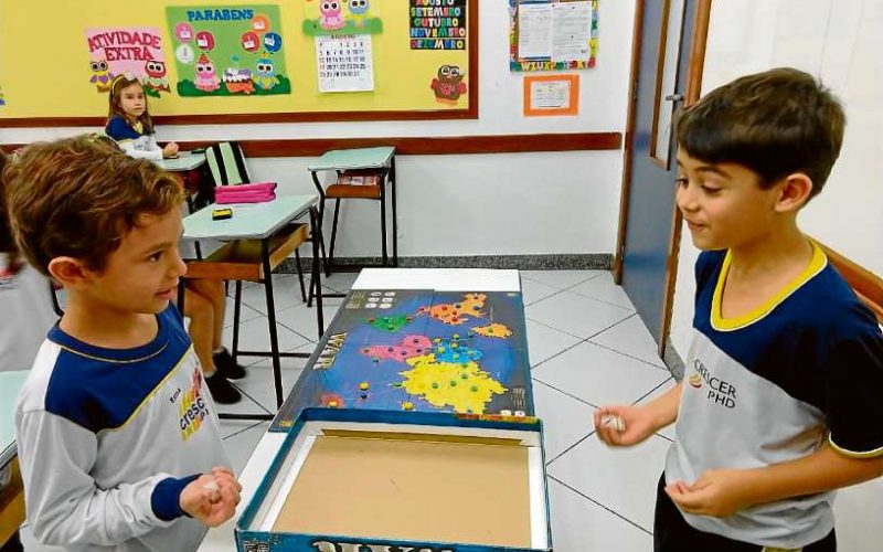 As crianças na Crescer PHD recebem atividades recreativas e educativas no horário livre