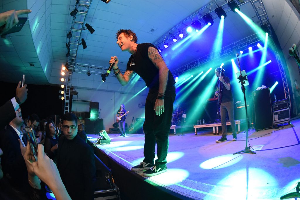 Dinho Ouro Preto no palco do Prêmio Gazeta Empresarial 2018