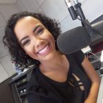 Marla Bermudes, locutora da Rádio Litoral Sul