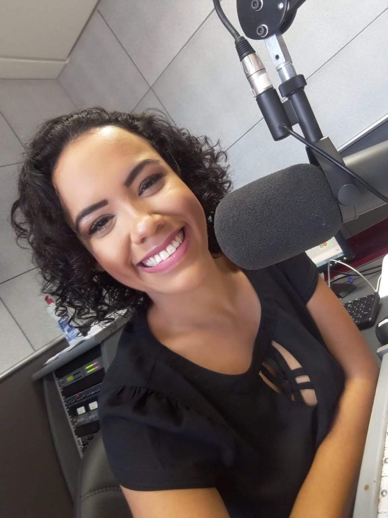 Marla Bermudes, locutora da Rádio Litoral Sul
