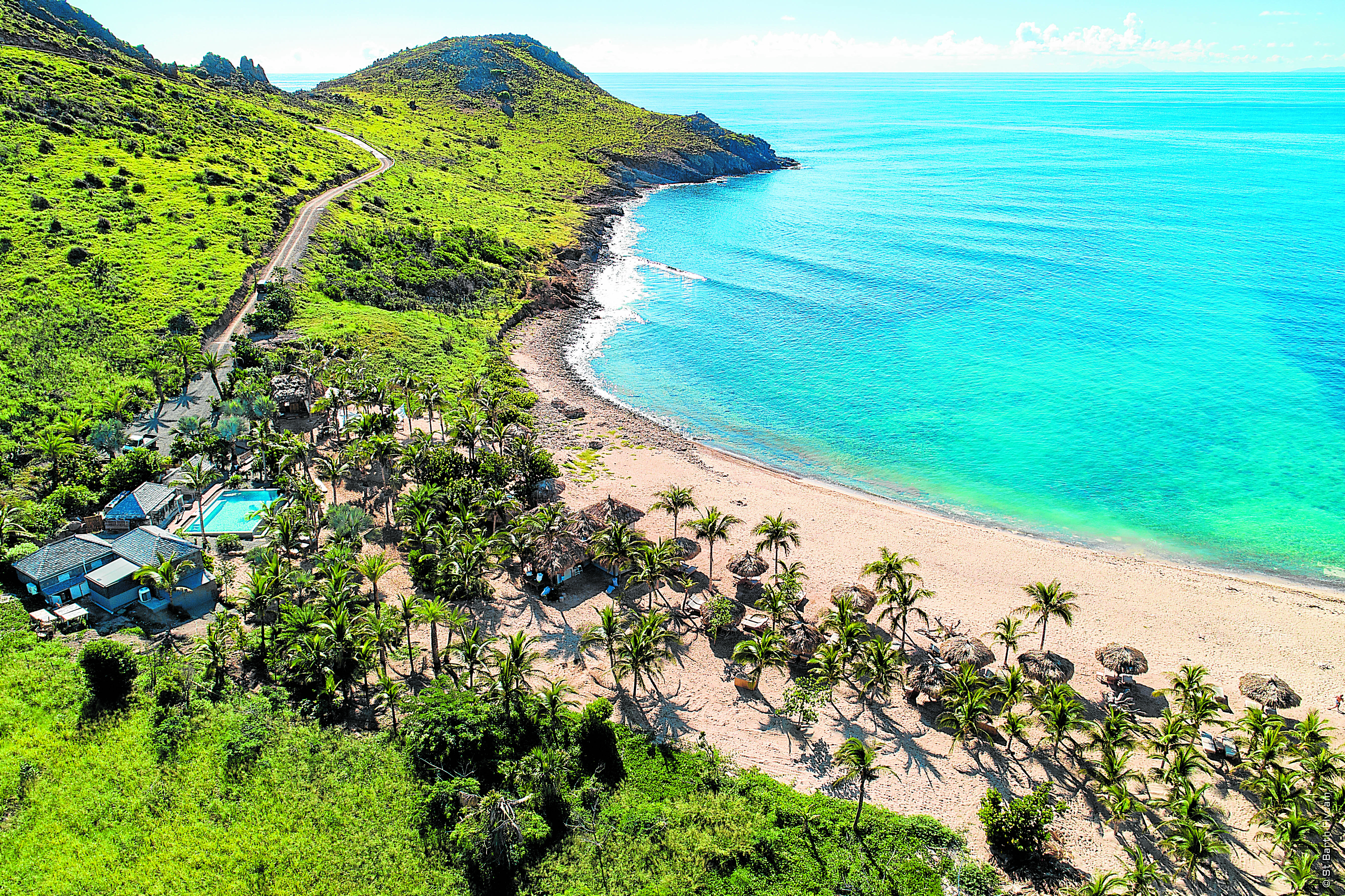 A ilha conta com praias belíssimas, frequentadas principalmente pelos hóspedes dos hotéis. No restaurante Bonito, não deixe de experimentar o drinque Sex on the Bath. Na trilha até a praia Colombier, é preciso tomar cuidado para não pisar nas tartarugas. Os bodes também são habitués