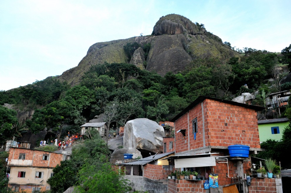 Morro Boa Vista, à época da pedra que rolou destruindo várias casas. Região é alvo de disputas pelo tráfico de drogas