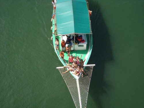 Passeio de escuna em cenário paradisíaco
